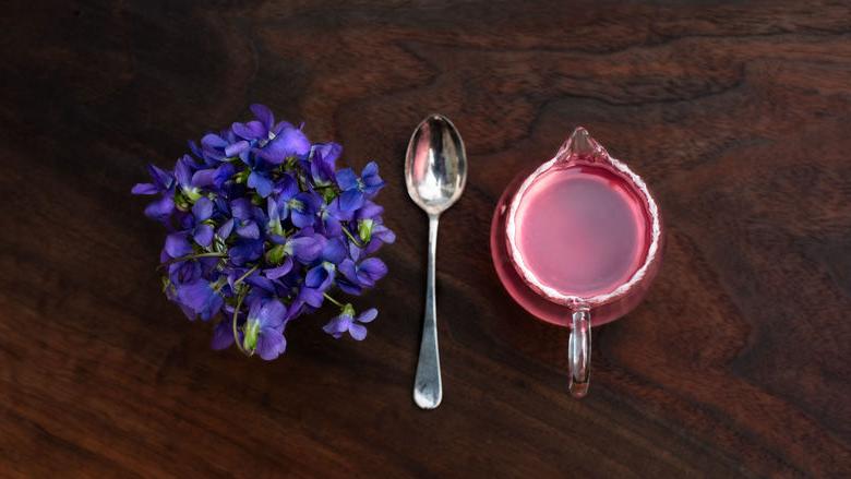 量杯，勺子，桌子上的花 